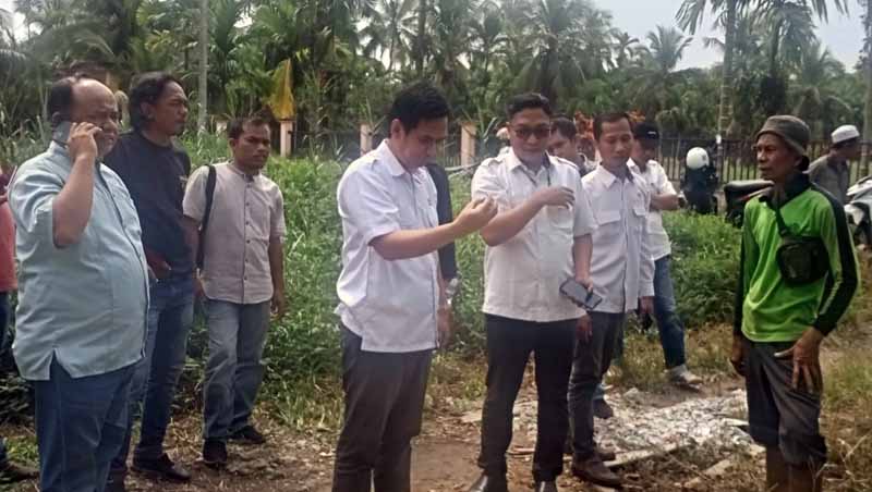 Wakil Ketua I DPRD Provinsi Jambi Faizal Riza bersama Kabid Cipta Karya Nasrul dan pihak PUPR lainnya saat meninjau Sumur Bor, Rabu (14/9/2022). FOTO : Bas/LT