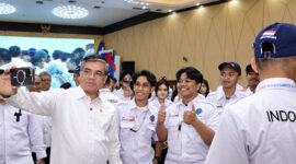 Menaker Yassierli mengabadikan momen kebersamaan dengan para peserta Indonesia Skills Competition (InaSkills) 2026 di Jakarta, Selasa (27/10/2026). (Foto: Biro Humas Kemnaker)