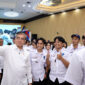 Menaker Yassierli mengabadikan momen kebersamaan dengan para peserta Indonesia Skills Competition (InaSkills) 2026 di Jakarta, Selasa (27/10/2026). (Foto: Biro Humas Kemnaker)