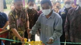 Sekdis Dikbud Firdaus bersama Kepala sekolah SMPN 38 Ruliana Dewi, M.Pd Memotong Pita Syukuran Penggunaan Gedung SMPN 38 Pasca Direhab, Kamis (20/1/22). FOTO Noval/Ist.

