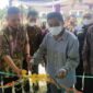 Sekdis Dikbud Firdaus bersama Kepala sekolah SMPN 38 Ruliana Dewi, M.Pd Memotong Pita Syukuran Penggunaan Gedung SMPN 38 Pasca Direhab, Kamis (20/1/22). FOTO Noval/Ist.

