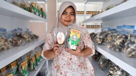 Cita rasa otentik Pantura dalam genggaman. Di Teras Balongan, setiap produk seperti kerupuk dan olahan hasil laut diproses menggunakan bahan baku segar lokal. Inilah 'harta karun' kuliner Indramayu yang menjadi buruan utama para pemudik dan Pekerja Migran Indonesia (PMI) sebagai pelepas rindu kampung halaman. (FOTO : Dok. Istimewa/WKI/LT)