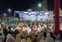 Tampak Ribuan Masyarakat Ikuti Tabligh Akbar 58 Tahun Tanjab Barat bersama Buya Yahya dan Bupati Anwar Sadat di Alun Alun Kuala Tungkal. FOTO : LT
