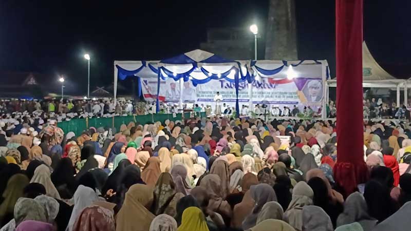 Tampak Ribuan Masyarakat Ikuti Tabligh Akbar 58 Tahun Tanjab Barat bersama Buya Yahya dan Bupati Anwar Sadat di Alun Alun Kuala Tungkal. FOTO : LT
