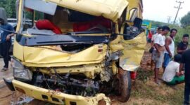 Tabrakan Mobil Pick Up Bermuatan Udang dan Truk PS Sama-sama Masuk Kanal WKS. FOTO : Noval/Ist