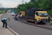 Unit Laka Satlantas Polres Muaro Jambi OLah TKP Kecelakaan Mitsubishi Truck BH 8377 XU dan Truck BH 8517 LF. FOTO : Hms