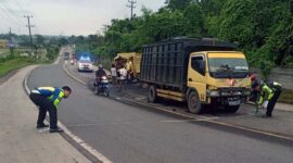 Unit Laka Satlantas Polres Muaro Jambi OLah TKP Kecelakaan Mitsubishi Truck BH 8377 XU dan Truck BH 8517 LF. FOTO : Hms