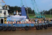 Dokumen Kegiatan PT LPPPI dan PT WKS Tabur 20.000 Benih Ikan di Sungai Pengabuan. FOTO : HUMAS