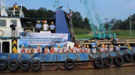 Dokumen Kegiatan PT LPPPI dan PT WKS Tabur 20.000 Benih Ikan di Sungai Pengabuan. FOTO : HUMAS