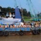 Dokumen Kegiatan PT LPPPI dan PT WKS Tabur 20.000 Benih Ikan di Sungai Pengabuan. FOTO : HUMAS