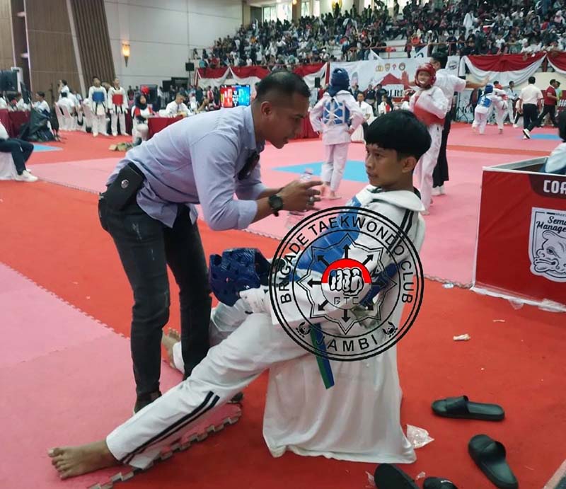 Bripda M Hadirsya Fadli Satuan Brimob Pelatih Taekwondo yang Berhasil Peroleh 10 Mendali Emas dan 3 Perak Ajang Kapolri CUP. FOTO : HMS