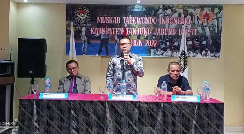 Didampingi Ketua Harian Pengprov TI Jambi dan Ketua KONI Tanjab Barat, Jamal Darmawan menyampaikan sambutan. FOTO : Lintastungkal