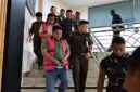 Petugas Kejaksaan Tinggi (Kejati) Jambi mengawal sejumlah tersangka kasus dugaan korupsi pengelolaan anggaran Sekretariat DPRD Kabupaten Merangin Tahun Anggaran 2019–2024 di gedung Kejati Jambi, Senin (12/10/2026). (FOTO : Dok. Istimewa/Kompas.com)