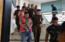 Petugas Kejaksaan Tinggi (Kejati) Jambi mengawal sejumlah tersangka kasus dugaan korupsi pengelolaan anggaran Sekretariat DPRD Kabupaten Merangin Tahun Anggaran 2019–2024 di gedung Kejati Jambi, Senin (12/10/2026). (FOTO : Dok. Istimewa/Kompas.com)