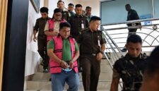 Petugas Kejaksaan Tinggi (Kejati) Jambi mengawal sejumlah tersangka kasus dugaan korupsi pengelolaan anggaran Sekretariat DPRD Kabupaten Merangin Tahun Anggaran 2019–2024 di gedung Kejati Jambi, Senin (12/10/2026). (FOTO : Dok. Istimewa/Kompas.com)