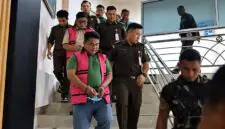 Petugas Kejaksaan Tinggi (Kejati) Jambi mengawal sejumlah tersangka kasus dugaan korupsi pengelolaan anggaran Sekretariat DPRD Kabupaten Merangin Tahun Anggaran 2019–2024 di gedung Kejati Jambi, Senin (12/10/2026). (FOTO : Dok. Istimewa/Kompas.com)