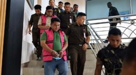 Petugas Kejaksaan Tinggi (Kejati) Jambi mengawal sejumlah tersangka kasus dugaan korupsi pengelolaan anggaran Sekretariat DPRD Kabupaten Merangin Tahun Anggaran 2019–2024 di gedung Kejati Jambi, Senin (12/10/2026). (FOTO : Dok. Istimewa/Kompas.com)