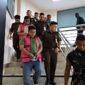 Petugas Kejaksaan Tinggi (Kejati) Jambi mengawal sejumlah tersangka kasus dugaan korupsi pengelolaan anggaran Sekretariat DPRD Kabupaten Merangin Tahun Anggaran 2019–2024 di gedung Kejati Jambi, Senin (12/10/2026). (FOTO : Dok. Istimewa/Kompas.com)