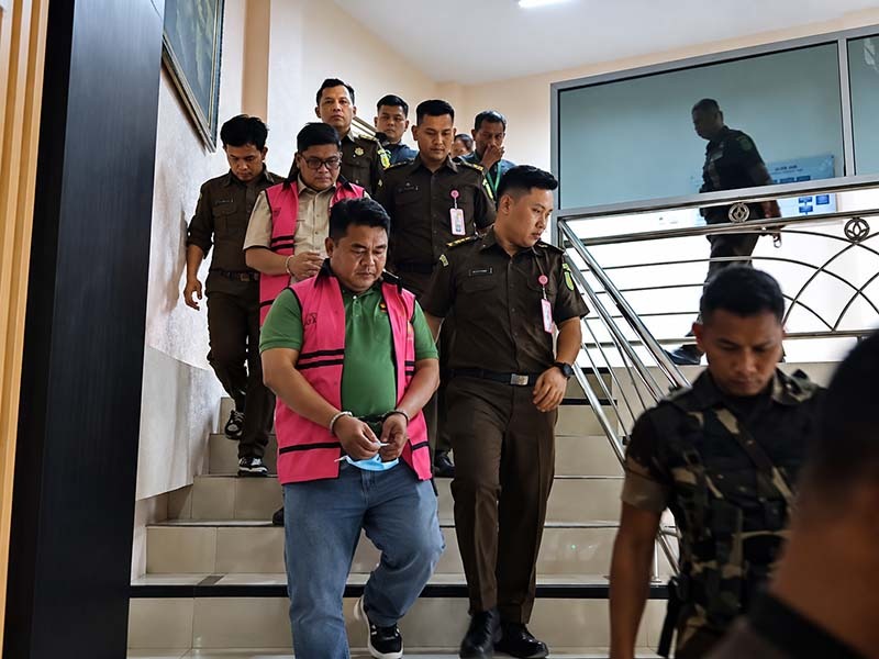 Petugas Kejaksaan Tinggi (Kejati) Jambi mengawal sejumlah tersangka kasus dugaan korupsi pengelolaan anggaran Sekretariat DPRD Kabupaten Merangin Tahun Anggaran 2019–2024 di gedung Kejati Jambi, Senin (12/10/2026). (FOTO : Dok. Istimewa/Kompas.com)