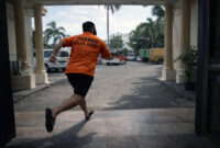 ILUSTRASI : Beginilah kira-kira gambaran bebasnya Alung, kurir 58 kg sabu yang kabur dari 'kandang macan' Polda Jambi. Enam bulan kasus ini tertutup rapat sebelum akhirnya terbongkar di persidangan. Hingga kini, Alung masih melenggang bebas tanpa jejak dengan status DPO. (FOTO : Dok. Istimewa)