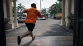 ILUSTRASI : Beginilah kira-kira gambaran bebasnya Alung, kurir 58 kg sabu yang kabur dari 'kandang macan' Polda Jambi. Enam bulan kasus ini tertutup rapat sebelum akhirnya terbongkar di persidangan. Hingga kini, Alung masih melenggang bebas tanpa jejak dengan status DPO. (FOTO : Dok. Istimewa)