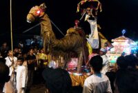 KREATIF DAN MERIAH: Salah satu kafilah peserta Festival Pawai Takbiran Idul Adha menampilkan replika unta raksasa lengkap dengan dekorasi khas Timur Tengah saat melintasi jalur utama di Kuala Tungkal pada tahun 2022. Acara ini sukses menyedot perhatian ribuan warga yang memadati sepanjang rute pawai. (FOTO : Dok. Isitimewa/LINTASTUNGKAL)