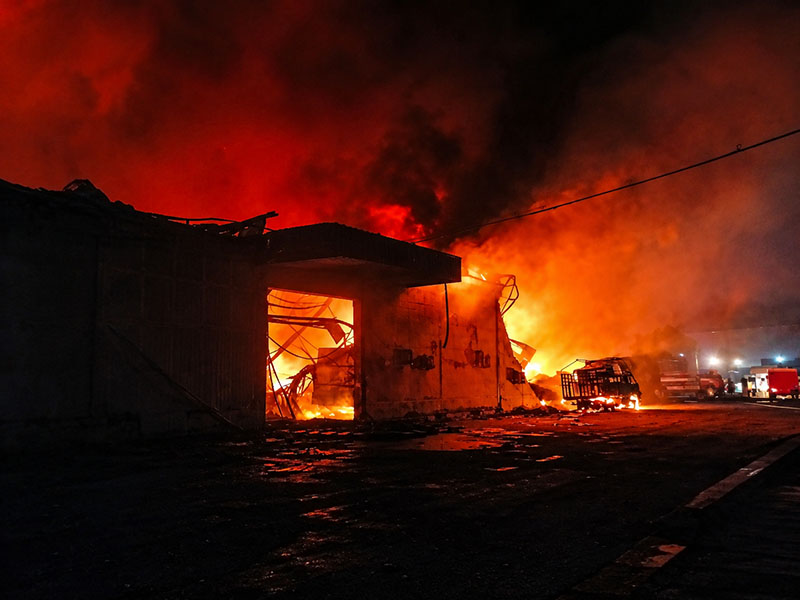 Situasi darurat saat api besar menghanguskan bangunan gudang di area operasional PT Budi Nabati Perkasa, Talang Duku, Sabtu malam (6/6/2026). (FOTO : Tangkapan Layar Live)