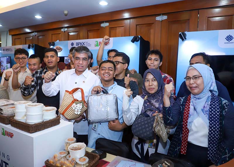 DORONG KEMANDIRIAN EKONOMI: Menteri Ketenagakerjaan Yassierli (tengah) berfoto bersama para talenta dan pelaku usaha dalam peluncuran Talent and Innovation Hub di BPKK Bekasi, Selasa (28/4/2026). (FOTO : Dok. Biro Humas Kemenaker)