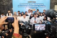 Menteri Ketenagakerjaan Yassierli didampingi Sekretaris Kabinet (Seskab) Teddy Indra Wijaya memberikan keterangan pers seusai meluncurkan Kickoff Program Pemagangan Lulusan Perguruan Tinggi Angkatan 2 Batch 1 di Kantor Kemnaker, Jakarta, Selasa (11/8/2026). Foto: Dok. Biro Humas Kemnaker)