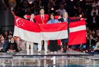 Fatima Rani Al Husna Prameswara, delegasi Talenta Vokasi Indonesia, saat berdiri di atas podium setelah berhasil meraih Medali Perunggu (Bronze Medal) pada bidang Restaurant Service dalam ajang bergengsi WorldSkills Competition (WSC) Shanghai 2026. (FOTO : Dok. Kemnaker)