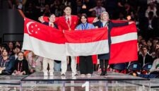 Fatima Rani Al Husna Prameswara, delegasi Talenta Vokasi Indonesia, saat berdiri di atas podium setelah berhasil meraih Medali Perunggu (Bronze Medal) pada bidang Restaurant Service dalam ajang bergengsi WorldSkills Competition (WSC) Shanghai 2026. (FOTO : Dok. Kemnaker)
