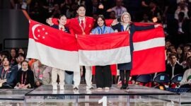 Fatima Rani Al Husna Prameswara, delegasi Talenta Vokasi Indonesia, saat berdiri di atas podium setelah berhasil meraih Medali Perunggu (Bronze Medal) pada bidang Restaurant Service dalam ajang bergengsi WorldSkills Competition (WSC) Shanghai 2026. (FOTO : Dok. Kemnaker)