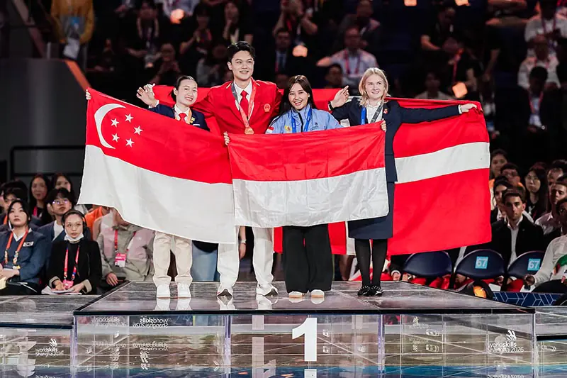 Fatima Rani Al Husna Prameswara, delegasi Talenta Vokasi Indonesia, saat berdiri di atas podium setelah berhasil meraih Medali Perunggu (Bronze Medal) pada bidang Restaurant Service dalam ajang bergengsi WorldSkills Competition (WSC) Shanghai 2026. (FOTO : Dok. Kemnaker)