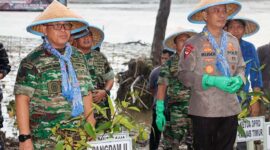 Pangdam II/SWJ Maijen TNI Hilman Hadi, SIP,MBA M. HAN bersama Gubernur Jambi Al Haris, kompak tanam bibit Mangrove Nasional Secara Serentak Tahun 2023 di Desa Lambur Luar Kec. Sabak Timur Kab. Tanjab Timur, Senin (15/5/23). FOTO : Humas RTT