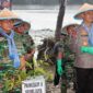 Pangdam II/SWJ Maijen TNI Hilman Hadi, SIP,MBA M. HAN bersama Gubernur Jambi Al Haris, kompak tanam bibit Mangrove Nasional Secara Serentak Tahun 2023 di Desa Lambur Luar Kec. Sabak Timur Kab. Tanjab Timur, Senin (15/5/23). FOTO : Humas RTT