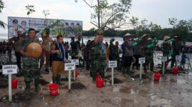 Pangdam II/SWJ Maijen TNI Hilman Hadi, SIP,MBA M. HAN bersama Gubernur Jambi Al Haris, kompak tanam bibit Mangrove Nasional Secara Serentak Tahun 2023 di Desa Lambur Luar Kec. Sabak Timur Kab. Tanjab Timur, Senin (15/5/23). FOTO : Humas RTT