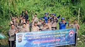 Kasubid Penmas Kompol Mas Edy Mengikuti Penanaman Pohon Mangrove di Pelindo bersama Polres Tanjab Timur pinggiran Sungai Muara Sabak, Jum'at, (13/10/23). FOTO : HUMAS