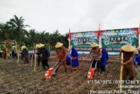 Kapolres Tanjab Barat AKBP Agung Basuki Bersama Forkompinda Tanam Jagung Serentak 1 Juta Hektar di Kecamatan Tebing Tinggi, Selasa (21/1/2025). FOTO : LT