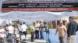 Aksi penggalangan 1000 Tanda Tangan menolak Pergeseran Tapal Batas Tanjab Barat, Senin (15/5/23). FOTO : Ist