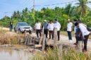 Bupati H. Anwar Sadat, bersama jajaran Pemkab melakukan peninjauan langsung ke lokasi tanggul yang jebol di wilayah Kecamatan Kuala Betara, Rabu (9/9/2026). (FOTO : Dok. PROKOPIM)