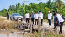 Bupati H. Anwar Sadat, bersama jajaran Pemkab melakukan peninjauan langsung ke lokasi tanggul yang jebol di wilayah Kecamatan Kuala Betara, Rabu (9/9/2026). (FOTO : Dok. PROKOPIM)