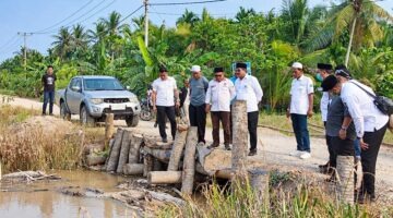 Bupati H. Anwar Sadat, bersama jajaran Pemkab melakukan peninjauan langsung ke lokasi tanggul yang jebol di wilayah Kecamatan Kuala Betara, Rabu (9/9/2026). (FOTO : Dok. PROKOPIM)