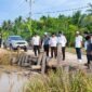 Bupati H. Anwar Sadat, bersama jajaran Pemkab melakukan peninjauan langsung ke lokasi tanggul yang jebol di wilayah Kecamatan Kuala Betara, Rabu (9/9/2026). (FOTO : Dok. PROKOPIM)