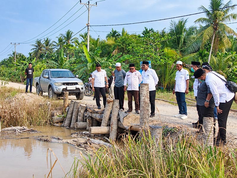 Bupati H. Anwar Sadat, bersama jajaran Pemkab melakukan peninjauan langsung ke lokasi tanggul yang jebol di wilayah Kecamatan Kuala Betara, Rabu (9/9/2026). (FOTO : Dok. PROKOPIM)
