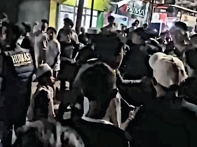 Potret Kerumunan di Lokasi Tawuran Remaja Kuala Tungkal (Malam Takbiran, 21 Maret 2026). Sumber FOTO: Facebook (Diambil dari cuplikan video viral yang beredar di media sosial)