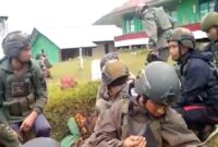 FOTO : Menunggu Kedatangan Helikopter Polri Pasca Kontak Tembak TNI-Polri di Distrik Kiwirok Pegunungan Bintang 1 Anggota Polri Gugur/Tangkapan Layar