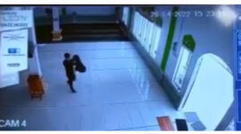 Aksi Pencuri Kotak Amal di Masjid Hidayatul Muttaqin, Desa Pembengis Terekam CCTV. FOTO : Tangkapan Layar