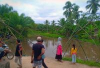 Tradisi Mencari Ikan dengan Tangkul di Danau Teras Desa Senaung Saat Libur Lebaran, Minggu (08/5/22). FOTO : Noval
