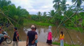 Tradisi Mencari Ikan dengan Tangkul di Danau Teras Desa Senaung Saat Libur Lebaran, Minggu (08/5/22). FOTO : Noval