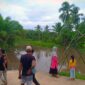 Tradisi Mencari Ikan dengan Tangkul di Danau Teras Desa Senaung Saat Libur Lebaran, Minggu (08/5/22). FOTO : Noval
